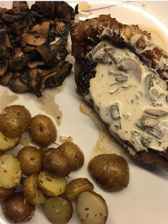 Foto resep Sirloin steak with mushroom sauce and portobello saute