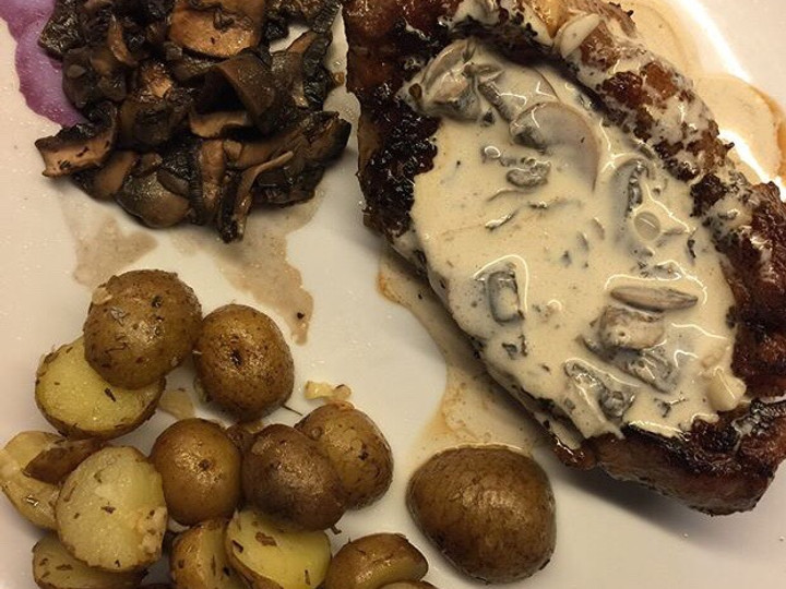 Anti Ribet, Membuat Sirloin steak with mushroom sauce and portobello saute Sederhana Dan Enak