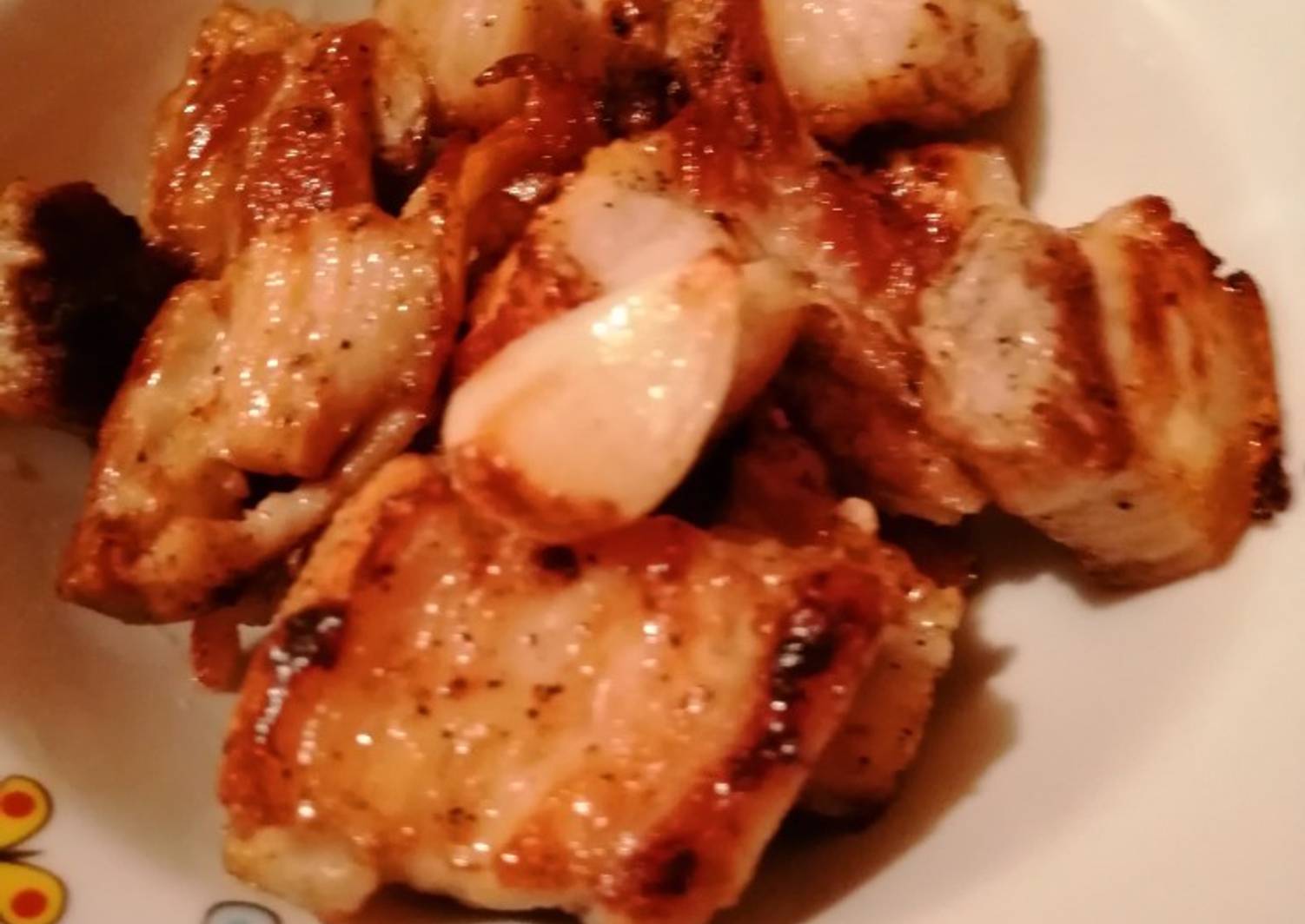 Сало шпик грудинка. Грудинка с чесноком. Грудинка свиная вареная. Рулет из грудинки в чесноке кемерово. Грудинка свиная с чесноком.