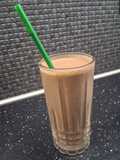 Smoothie με σπανάκι raspberries αμύγδαλα ψημένα και μπανάνα