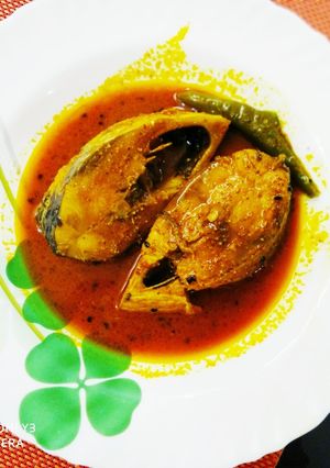 A picture of Ilish maccher tel jhal Hilsa fish curry.