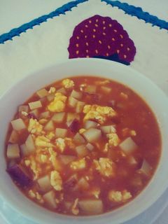 Una foto de Papas y huevo en salsa