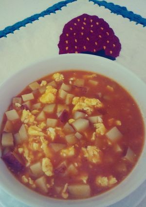Una foto de Papas y huevo en salsa