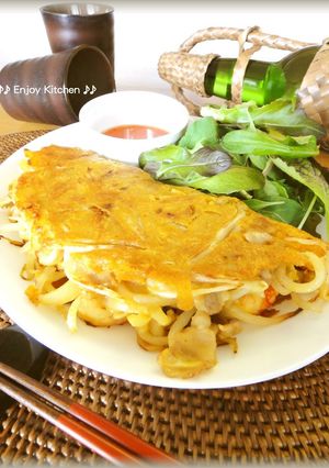 A picture of Vietnamese Okonomiyaki - Bánh Xèo.