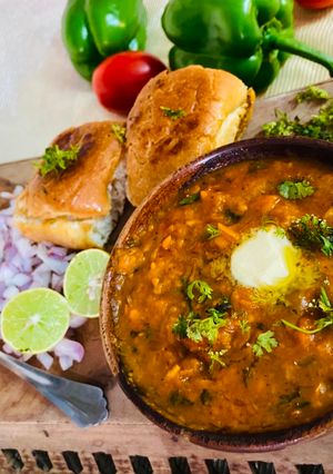 पाव भाजी (Pav bhaji recipe in Hindi) रेसिपी मुख्य फोटो