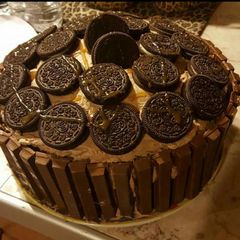 A picture of Oreo kit Kat chocolate cake.
