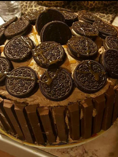 A picture of Oreo kit Kat chocolate cake.