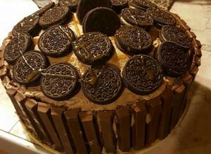 https://img-global.cpcdn.com/recipes/5457903365914624/300x220cq70/oreo-kit-kat-chocolate-cake-recipe-main-photo.jpg