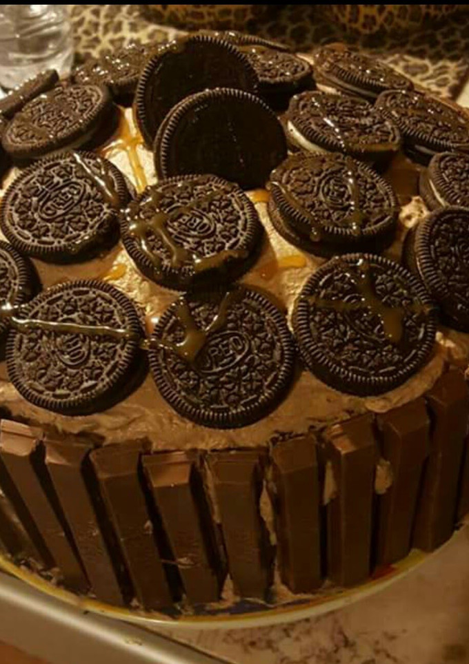 A picture of Oreo kit Kat chocolate cake.