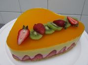 Una foto de mousse de fresa con leche condensada
