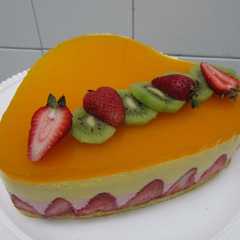 Una foto de Tarta corazón mousse de fresa y maracuyá