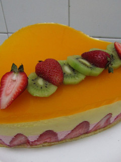 Una foto de Tarta corazón mousse de fresa y maracuyá
