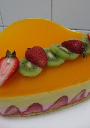 Una foto de Tarta corazón mousse de fresa y maracuyá