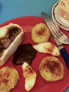 Una foto de Cordero Patagónico en masa de baguette con mi salsa rápida y sabrosa