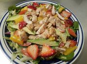 Una foto de ensalada de pollo con lechuga