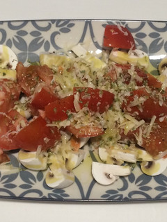 Una foto de Ensalada de champis y tomate con parmigiano