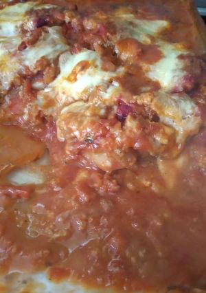 Una foto de Lasaña de papa con salteado de verduras y salsa boloñesa de soja