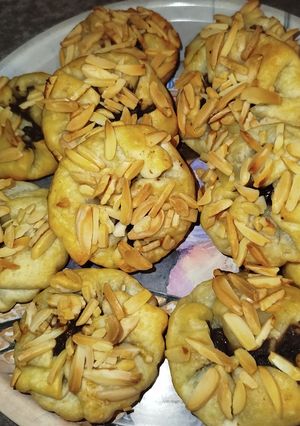 Una foto de Pastelitos con mermelada y chocolate en obleas de empanadillas tipo argentina