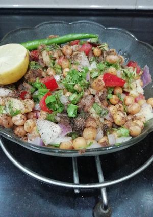 A picture of Matar Chaat (dry peas chaat).