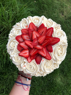 Una foto de Pastel de frutilla 🍓 y buttercream 🍰
