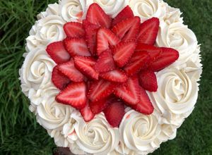 Una foto de Pastel de frutilla 🍓 y buttercream 🍰