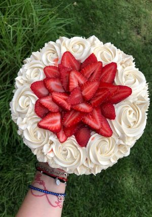 Una foto de Pastel de frutilla 🍓 y buttercream 🍰