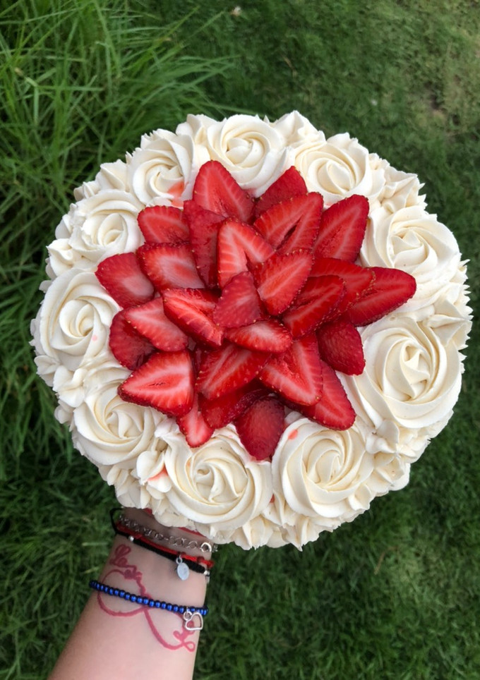 Una foto de Pastel de frutilla 🍓 y buttercream 🍰