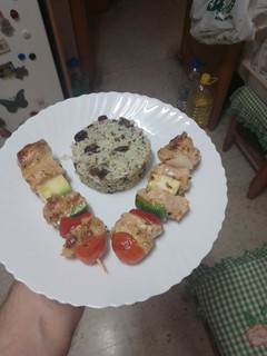 Una foto de Pinchos morunos con arroz pilaf