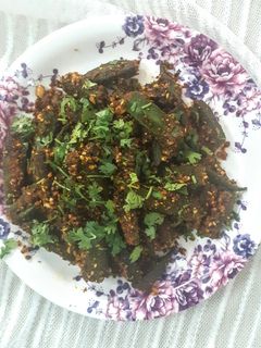 भरली भेंडी भाजी (bharli bhendi bhaja recipe in marathi) रेसिपी चे मुख्य फोटो