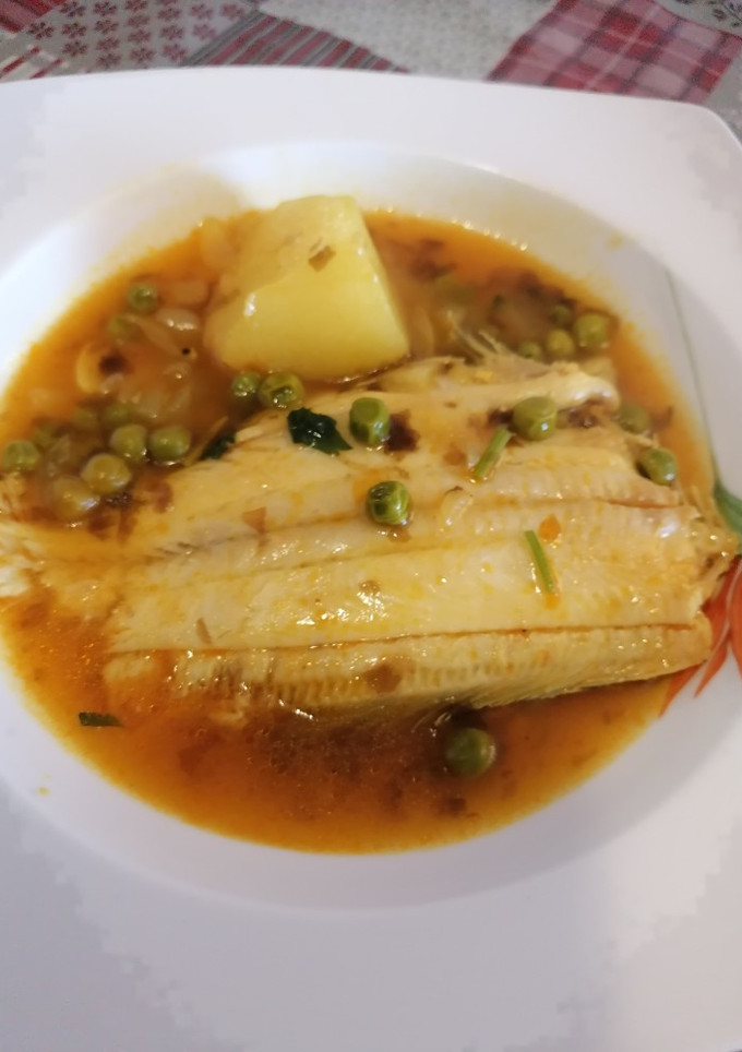 Una foto de 197. Cazuela de lenguado con guisantes y patatas