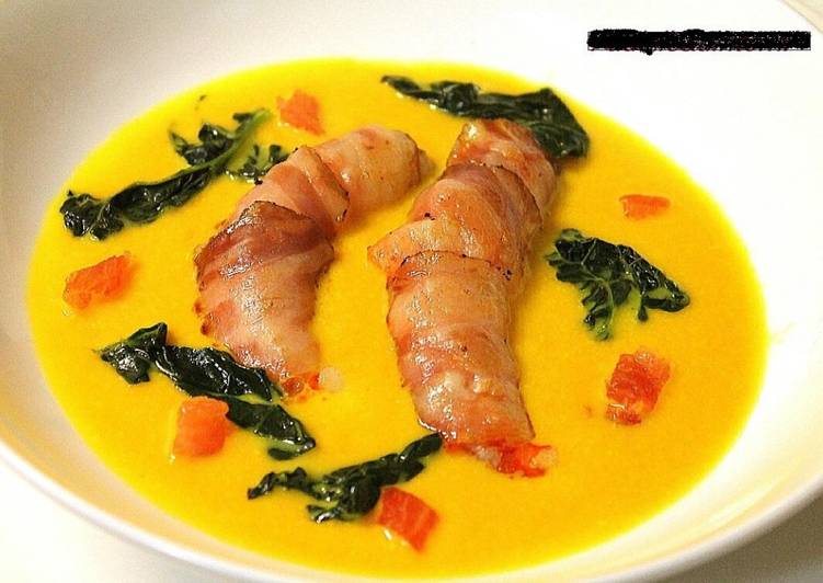 Vellutata di zucca e cavolo nero con gamberoni fasciati al rigat