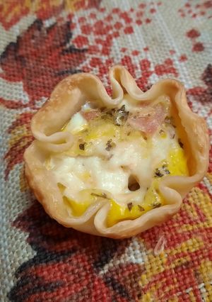 Una foto de Canastitas de salchicha, queso y huevo para comer con la mano