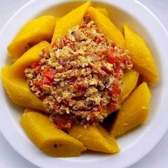 A picture of Delicious boiled plantains with egg sauce 😋😋😋.