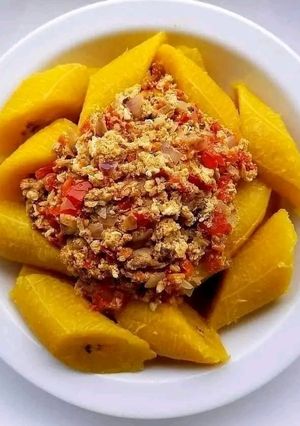 A picture of Delicious boiled plantains with egg sauce 😋😋😋.