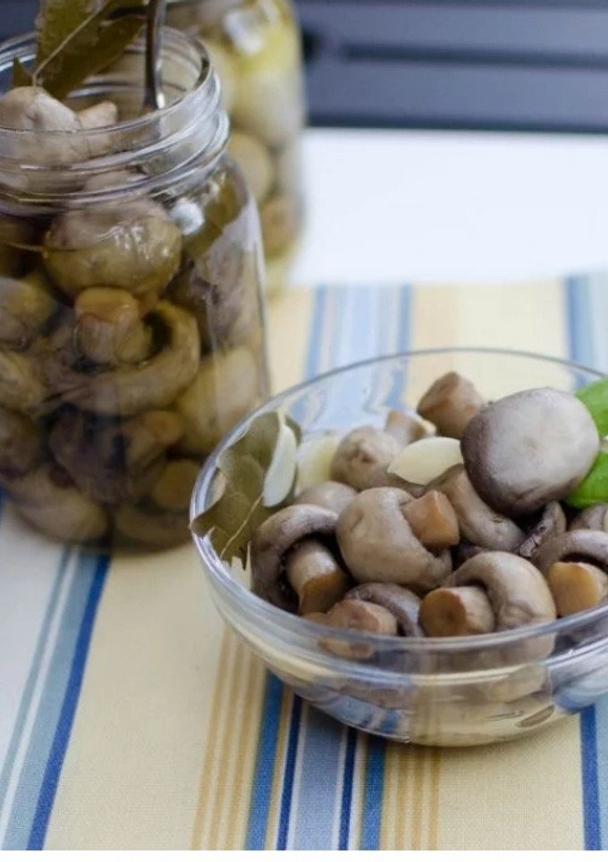 A picture of Marinade mushrooms.
