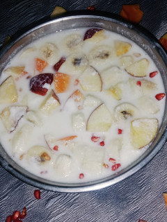 फ्रूट्स रायता(fruit raita recipe in hindi) रेसिपी मुख्य फोटो