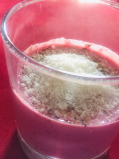 Una foto de Yogur griego con frutos rojos