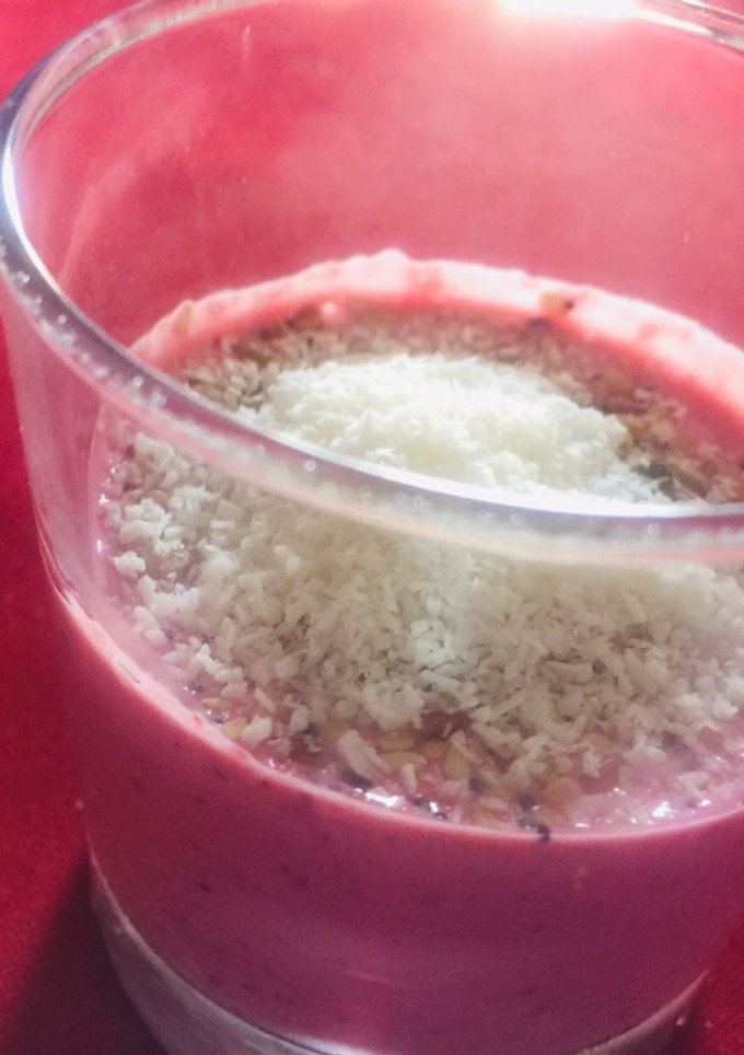 Una foto de Yogur griego con frutos rojos