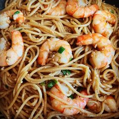 A picture of Garlic Noodles with Shrimp.