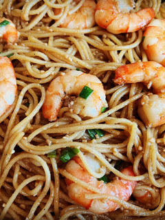 A picture of Garlic Noodles with Shrimp.