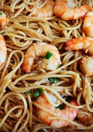 A picture of Garlic Noodles with Shrimp.