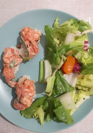 Une photo de Crispy rice with spicy salmon