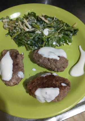 Una foto de Albóndigas tipo árabes de carne picada fácil y rápidas. Con salsa de ajo