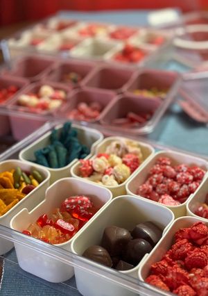 A picture of Valentine day snackle box.