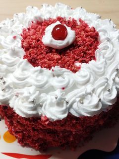 રેડ વેલ્વેટ કેક (Red Velvet Cake Recipe In Gujarati) રેસીપી મુખ્ય ફોટો