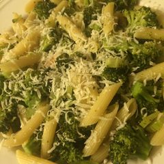 A picture of Penne con Broccoli / Pasta With Broccoli.