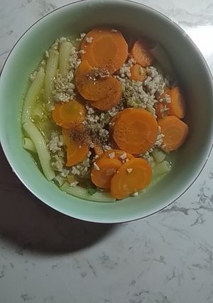 Hình của món Nui nấu thịt bằm và cà rốt.