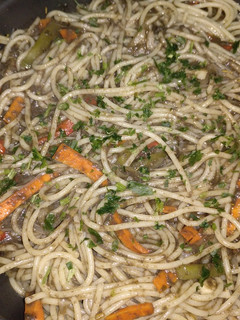 Una foto de Espaguettis con verduras y salsa de aprovechamiento