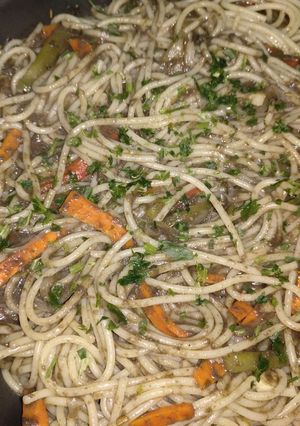 Una foto de Espaguettis con verduras y salsa de aprovechamiento