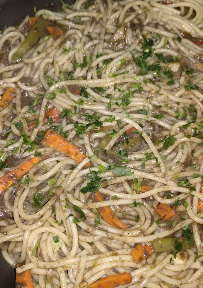 Una foto de Espaguettis con verduras y salsa de aprovechamiento